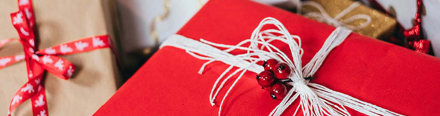 lifestyle-header-geschenke-geschenkba-ender-wei-braun-rot-gold-06-24-102158-0