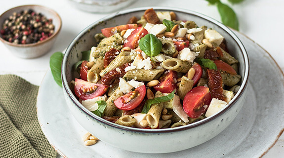 alnavit-italienisch-geniessen-mediterraner-caprese-nudelsalat-inspiration-575x320px-26782