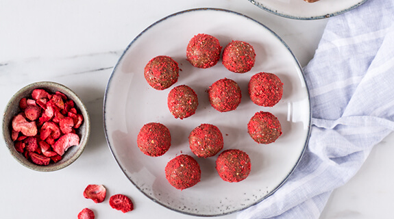 glutenfreier-hafer-erdbeer-hafer-Energyballs-inspiration-575x320-41564-1