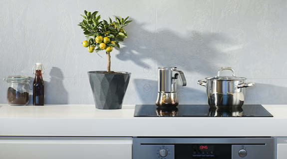 lifestyle-kuechenzeile-topf-espressokocher-zitrusbaeumchen-weisse-wand-575x320-90724-0