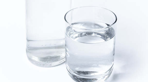 lifestyle-wasserflasche-und-wasserglas-weisser-hintergrund-575x320-90715-0