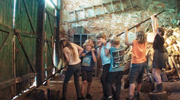 heimkino-highlights-maerz-2024-dieunlangweiligsteschule-bild-lifestyle-575x320-92279-0