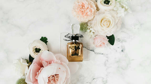 lifestyle-parfumflakon-blumendeko-marmorhintergrund-01-25-104472-0