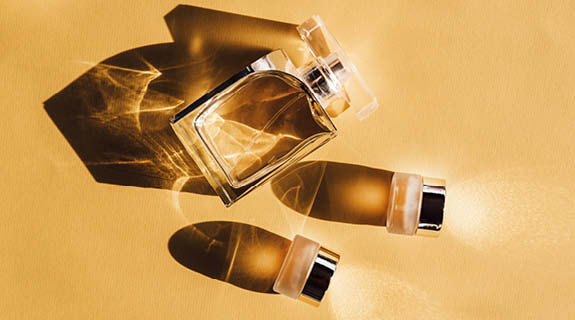lifestyle-parfumflakon-tigel-leigend-gelber-hintergrund-01-25-104470-0