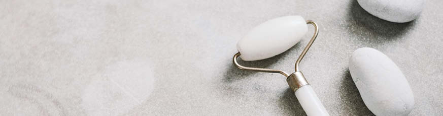 lifestyle-headerweisser-jaderoller-weisse-steine-hellgrauer-hintergrund-04-24-96571-1