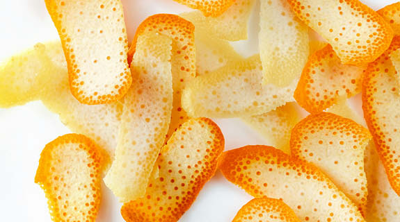 lifestyle-orangenschalen-gelb-orange-weisser-hintergrund-04-24-96575-1