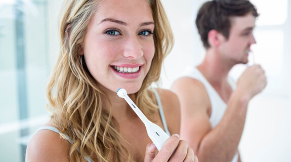 tipps-zur-zahnpflege-elektrische-buerste-inspiration-575x320-28346