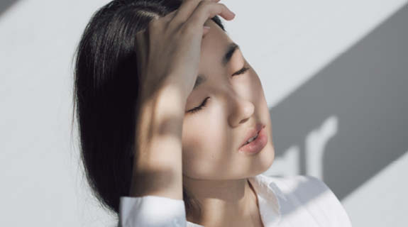 lifestyle-asiatische-frau-geschlossene-augen-licht-schatten-575x320-90597-0