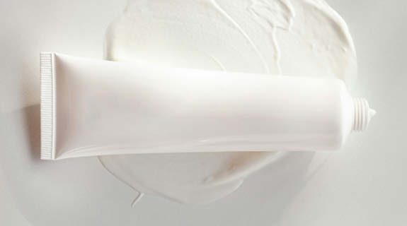 lifestyle-flatlay-mit-weisser-cremetube-weisse-creme-weisser-hintergrund-575x320-91996-0