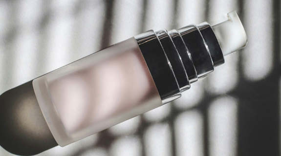 lifestyle-semitransparenter-pumpspender-mit-rosa-inhalt-heller-hintergrund-mit-schatten-575x320-91990-0