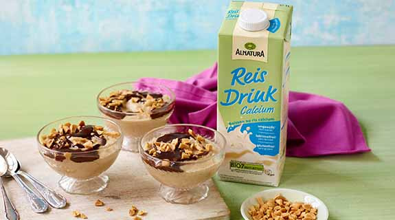 erdnuss-pudding-mit-schokosauce-milchalternativen-inspiration-575x320-20206
