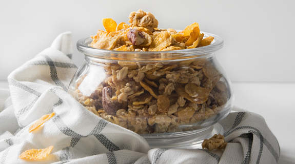 lifestyle-weckglas-mit-granola-kariertes-geschirrtuch-575x320-90550-0