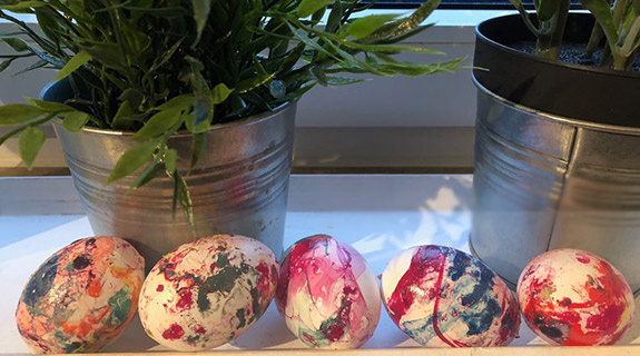 ostereier-faerberei-ergebnis-liegend-575x320-4573