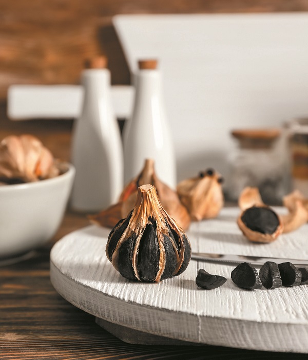 Knoblauch-auf-Schneidebrett_CMYK-76445-0