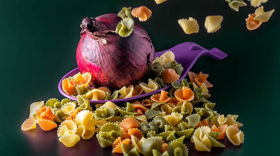lifestyle-lila-kelle-gru-ene-orange-gelbe-volanti-rote-zwiebel-dunkler-hintergrund-575x320-98704-0