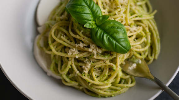 spaghetti-gruenes-pesto-parmesan-basilikum-weisser-teller-gabel-82918-0