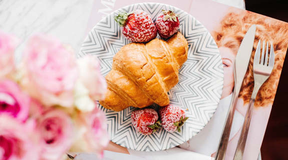 gedeck-croissant-erdbeeren-zeitschrift-rosenstrauss-83070-0