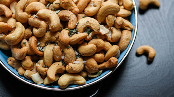 cashews-blauer-teller-kraeuter-salz-82920-0