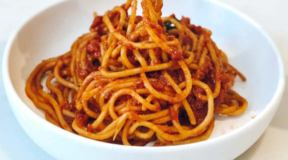 spaghetti-rotes-pesto-weisse-schale-82919-0