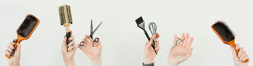 lifestyle-header-sechs-ha-ende-bu-ersten-kamm-haarfa-erbepinsel-heller-hintergrund-873x230-98686-0