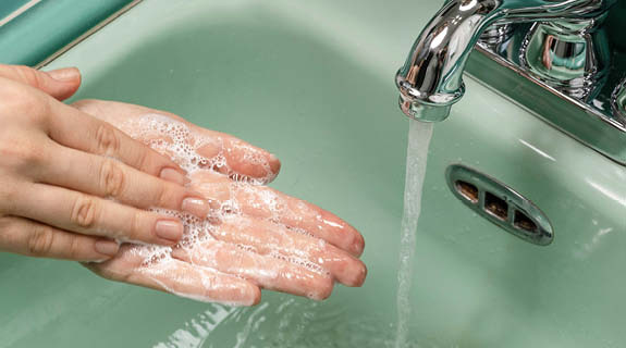 lifestyle-gruenes-waschbecken-wasser-haende-schaum-01-25-104258-0