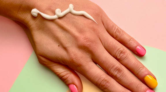 lifestyle-handruecken-creme-bunte-naegel-01-25-104260-0