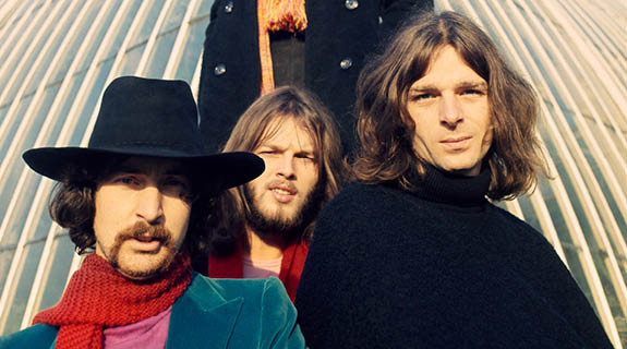 lifestyle-press-shoot3-pink-floyd-drei-ma-enner-hut-roter-schal-vor-geba-eude-575x320-98504-0