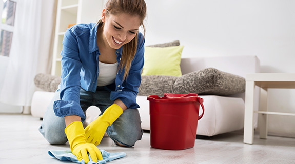 putzen-mit-hausmitteln-boden-schrubben-575-320-21092