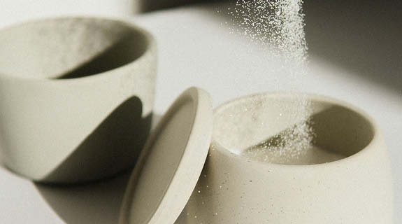 lifestyle-h3-geo-effnete-zuckerdose-silberlo-effel-wei-er-zucker-heller-hintergrund-06-24-101563-0