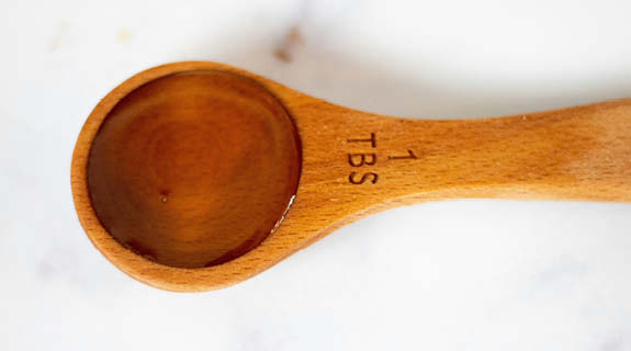 lifestyle-h5-holzlo-effel-1tbs-reissirup-marmoruntergrund-06-24-101565-0