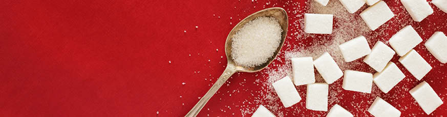 lifestyle-header-flatlay-zuckerwu-erfel-silberlo-effel-zucker-roter-untergrund-06-24-101576-0