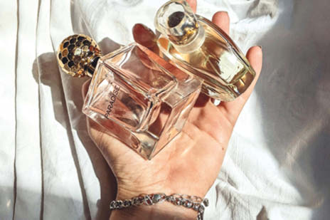 Lifestyle_464x309_Frauenhand_Parfu╠êmflakons_Licht_wei├ƒer_Untergrund_2_26