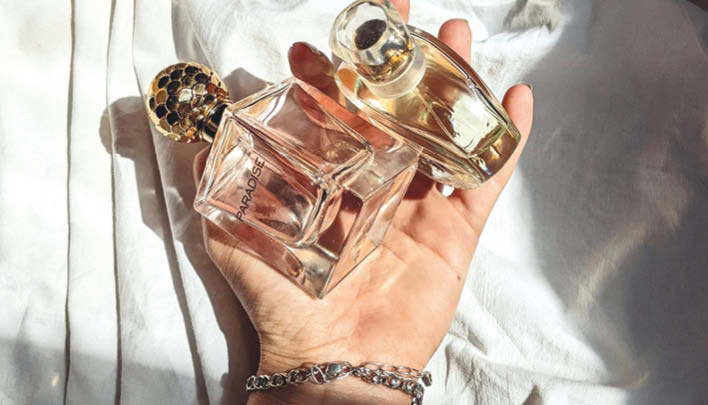 Lifestyle_708x405_Frauenhand_Parfümflakons_Licht_weißer_Untergrund_2_26