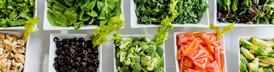 lifestyle-neun-weisse-viereckige-schalen-mit-gruenen-blattsalaten-haehnchenstreifen-oliven-brokkoli-tomaten-rosenkohl-weisser-hintergrund-873x230-92062-0
