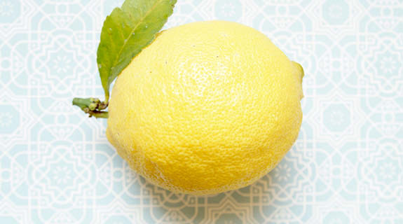 lifestyle-bergamotte-mit-blatt-weiss-hellblau-gemusterter-hintergrund-04-24-96434-0
