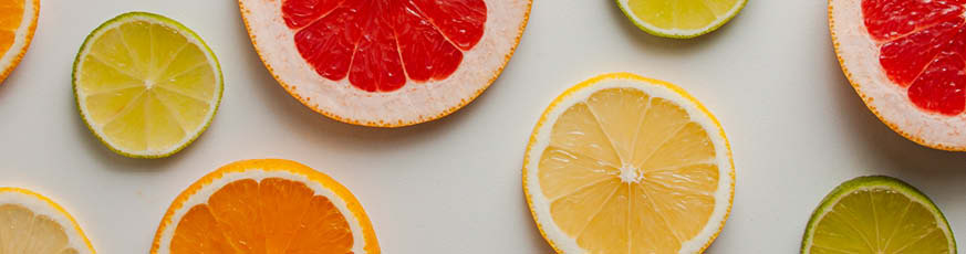 lifestyle-header-zitronenscheiben-grapefruitscheiben-limettenscheiben-orangenscheiben-heller-hintergrund-04-24-96428-0