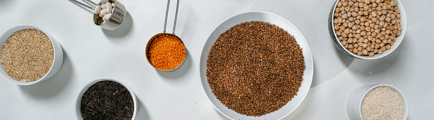 Lifestyle_1440x400_Keramikschalen_silberne_Beha╠êlter_Linsen_Reis_Bohnen_Haferflocken_weisser_Hintergrund_2_26
