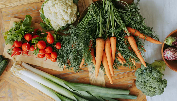 Lifestyle_708x405_Gemu╠êse_Karotten_Radieschen_Blumenkohl_Brokkoli_Lauch_Holzbrett_weisser_Hintergrund_2_26