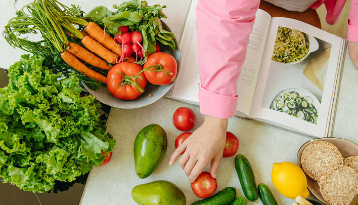 Lifestyle_708x405_Gemüse_Karotten_Radieschen_Karotten_Salat_Kochbuch_Frauenhand_rosa_Bluse_2_26