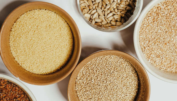 Lifestyle_708x405_Schalen_Hirse_Leinsamen_Saaten_Sonnenblumenkerne_2_26