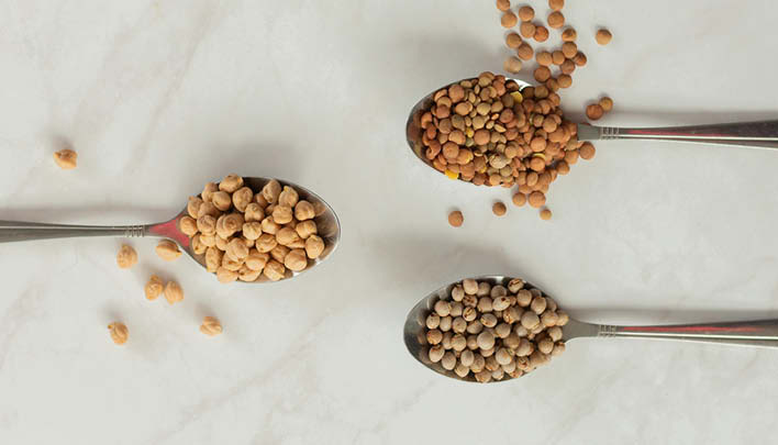 Lifestyle_708x405_drei_Lo╠êffel_Kichererbsen_Linsen_weisser_Hintergrund_2_26