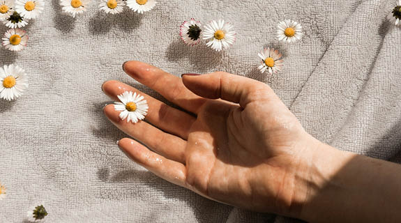 lifestyle-handinnenseite-wasser-ga-enseblu-emchen-graues-handtuch-575x320-98521-0