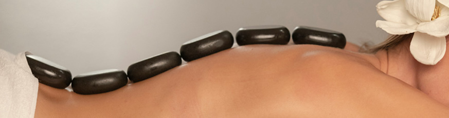 lifestyle-header-liegende-frau-seitenansicht-hot-stone-massage-wei-e-orchideen-873x230-98516-0