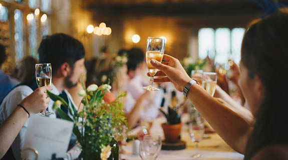 lifestyle-frau-hand-sektglas-gesellschaft-01-25-104329-0