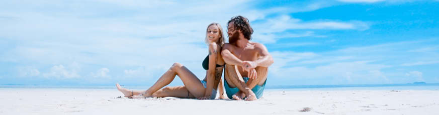 paerchen-strand-blauer-himmel-83121-0