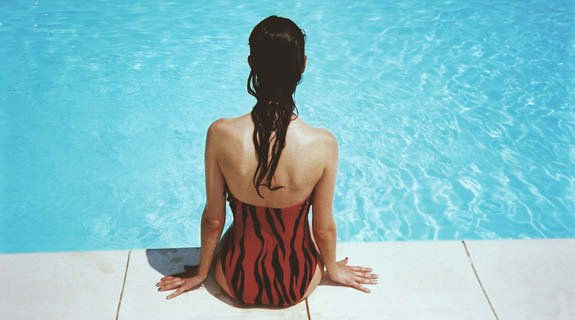sitzende-frau-badeanzug-pool-83128-0