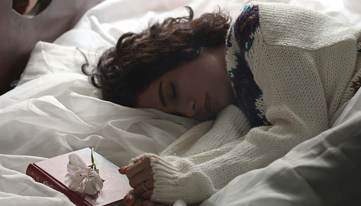 Lifestyle_708 x 404px_Frau_Bett_schlafen_2_25.jpg