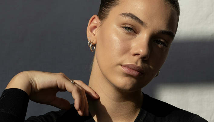 Lifestyle_708 x 405px_Frau_Schatten_schwarzes_Oberteil_2_25.jpg