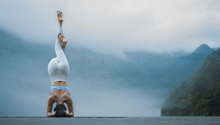 Lifestyle_708 x 405px_Frau_Yoga_Handstand_Natur_2_25.jpg