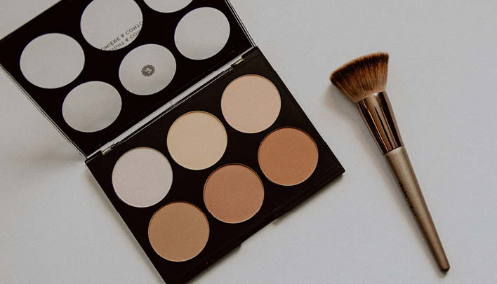 Lifestyle_708 x 405px_Make-up_Palette_Pinsel_2_25.jpg